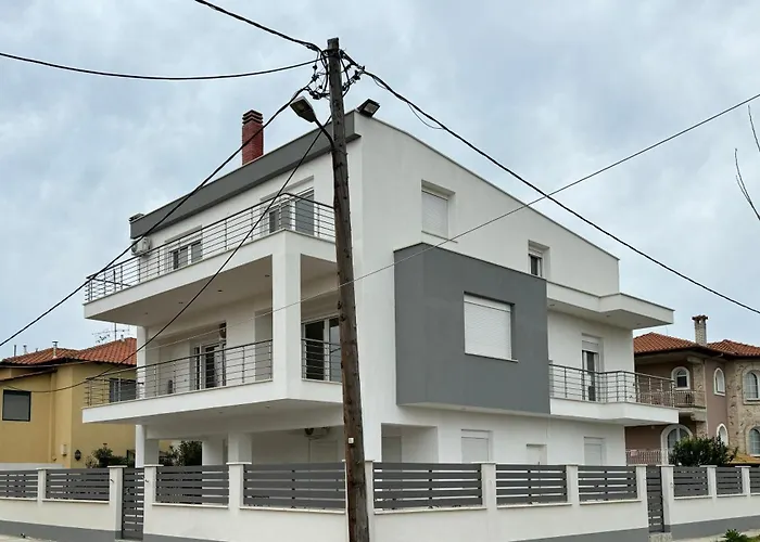 Adoniss Apartmentss