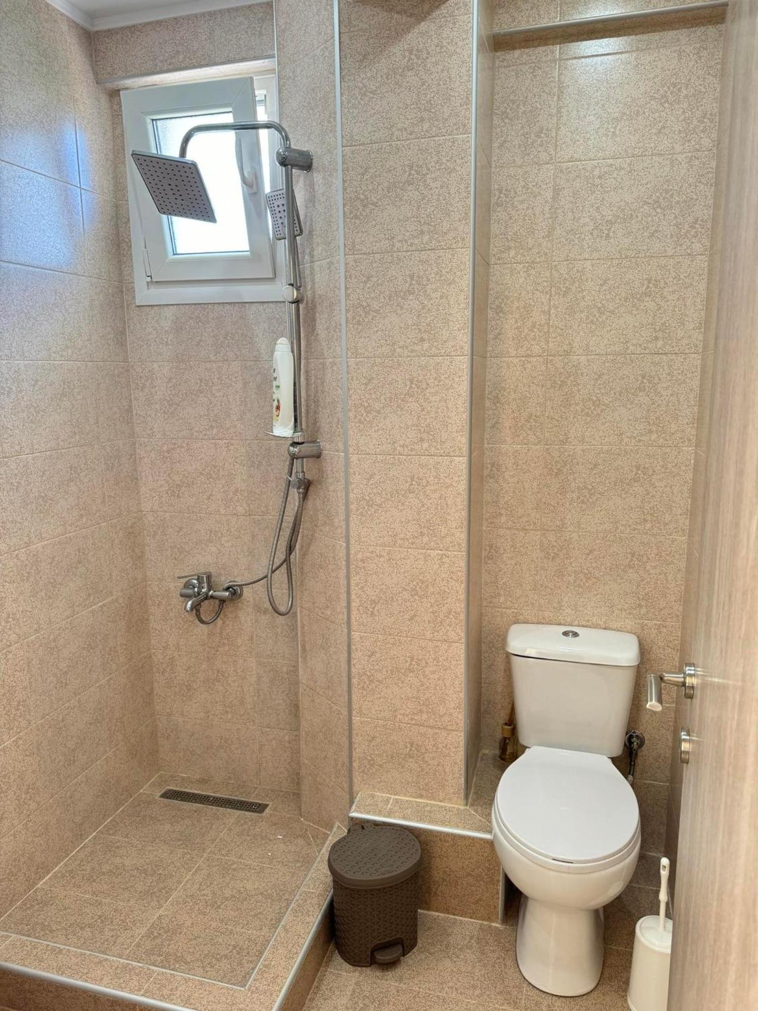 Adoniss Apartmentss